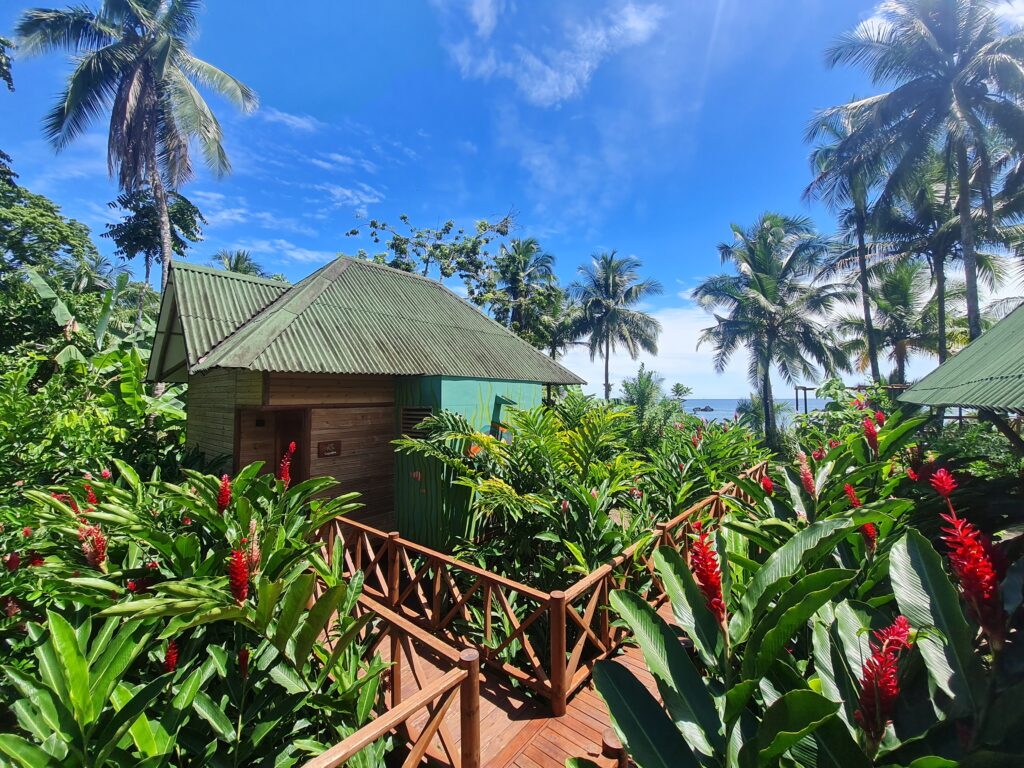 En Nuquí Chocó puedes disfrutar cabaña familiares con vista al mar como en el hotel Jenené