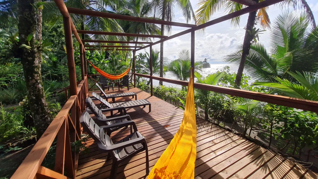 Ecolodge en Guachalito, Nuquí Colombia rodeado de selva tropical y naturaleza