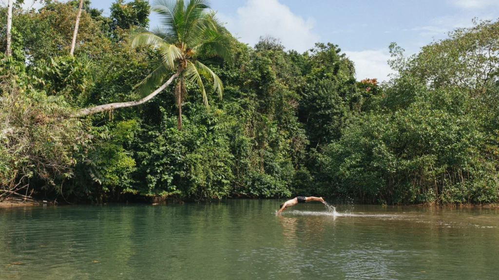Huésped disfruta de los ríos en los alrededores del hotel Jenené en Nuquí, Chocó