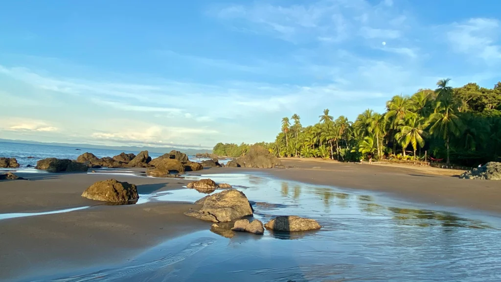 La playa Guachalito, Nuquí con luz de la tarde es un espectáculo natural