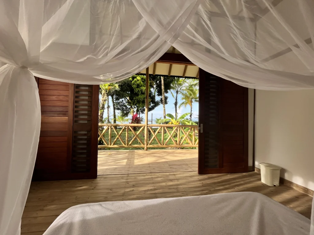 Vista al mar desde la cama de una de las cabañas familiares del hotel Jenené en Nuquí Chocó
