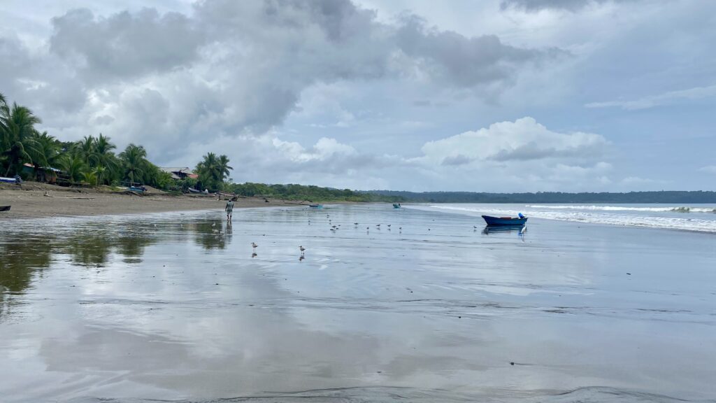 La playa de Nuquí llamada Termales es una de las más amplias y vibrantes por permitir conocer la cultura chocoana.