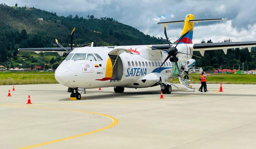 Avión de Satena, una de las aerolíneas que viaja a Nuquí en Chocó, Colombia