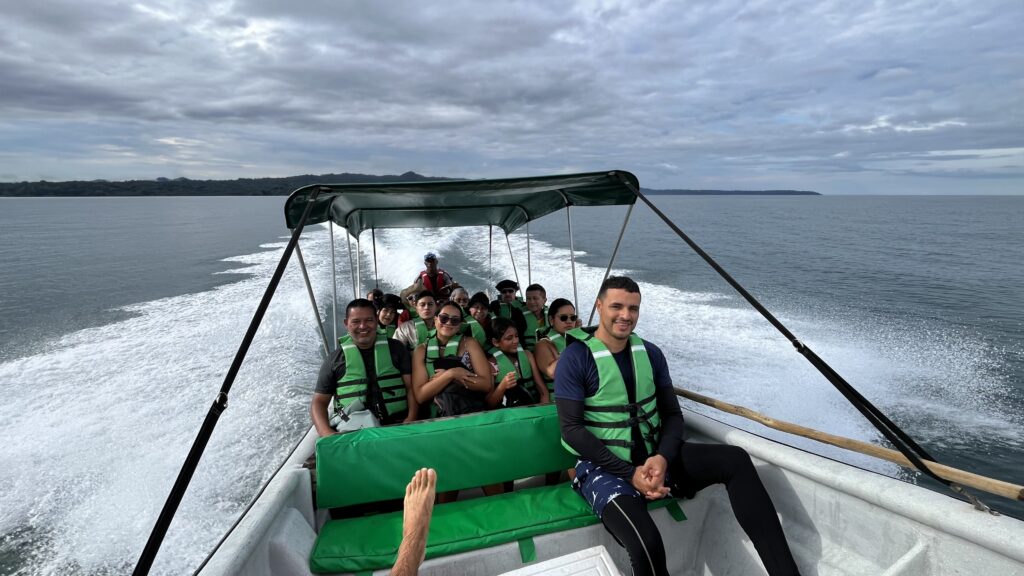 Huéspedes en lancha desde Guachalito a Jenené Lodge