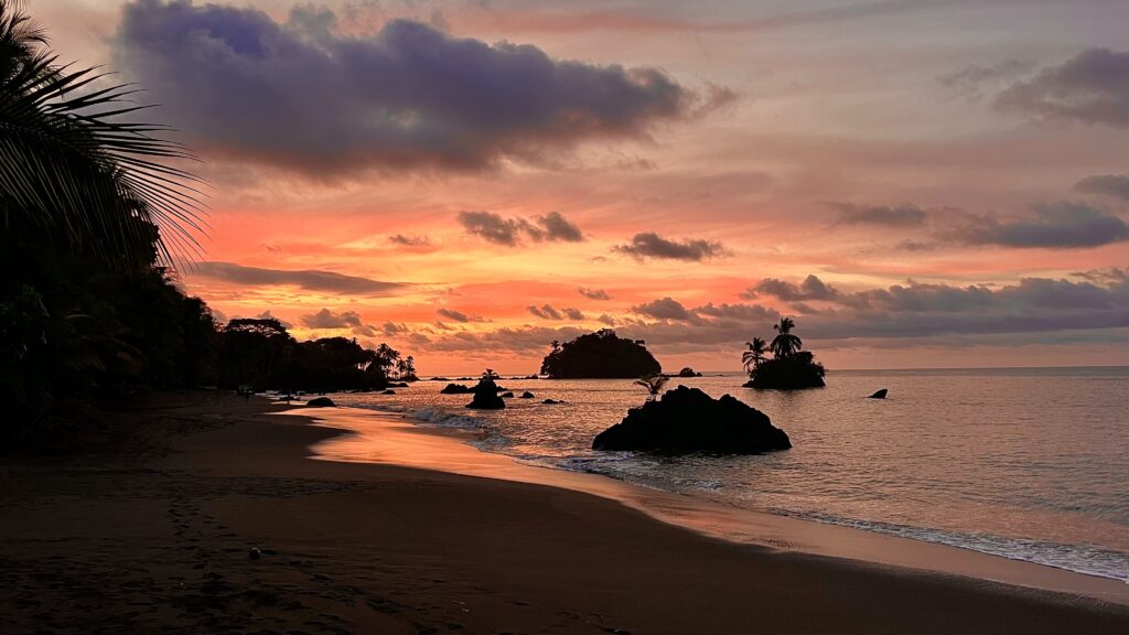 Atardecer en una de las mejores playas de Nuquí, playa Guachalito
