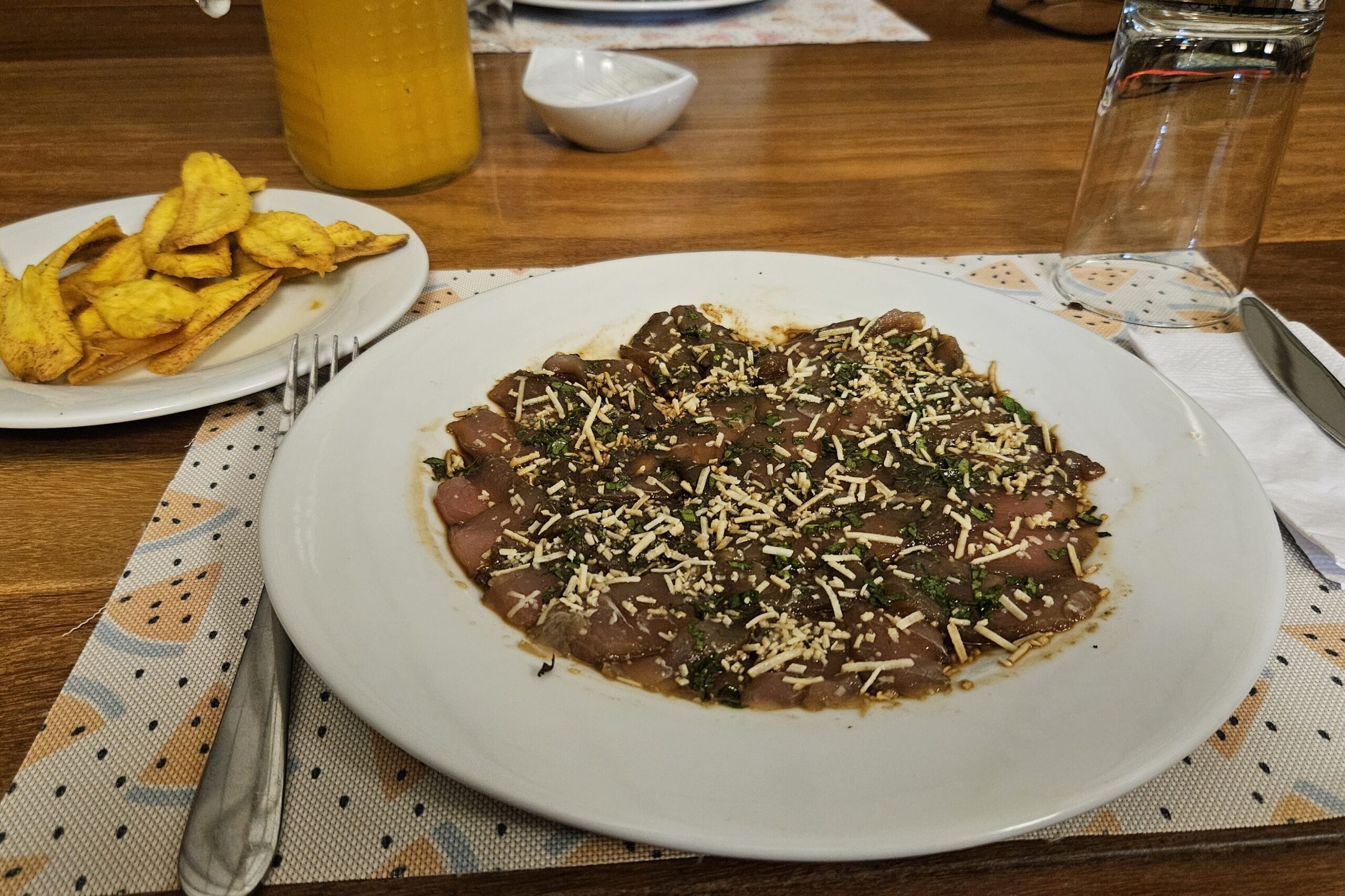 Ceviche de atún con salsa de soya y parmesano