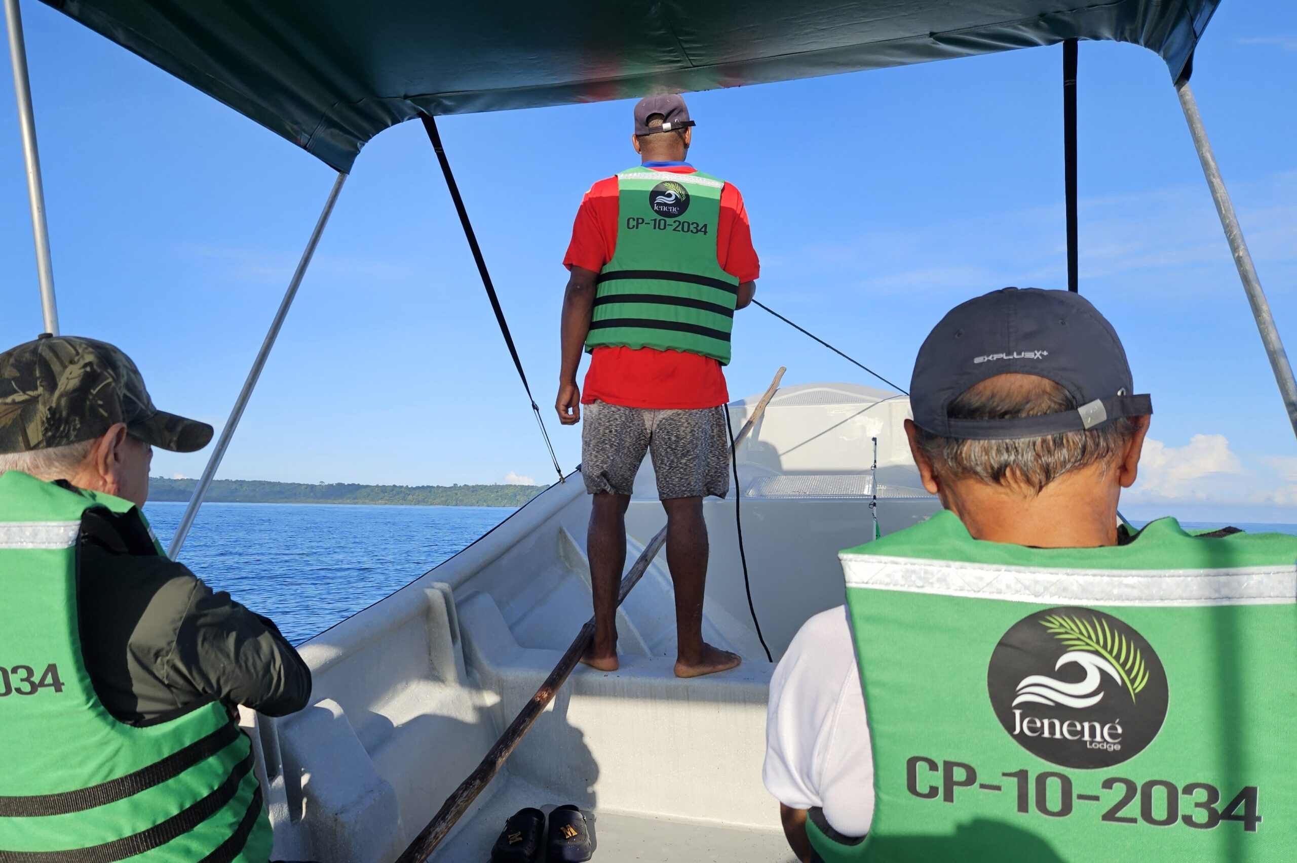 Huéspedes en lancha del hotel Jenené navegando por el mar chocoano