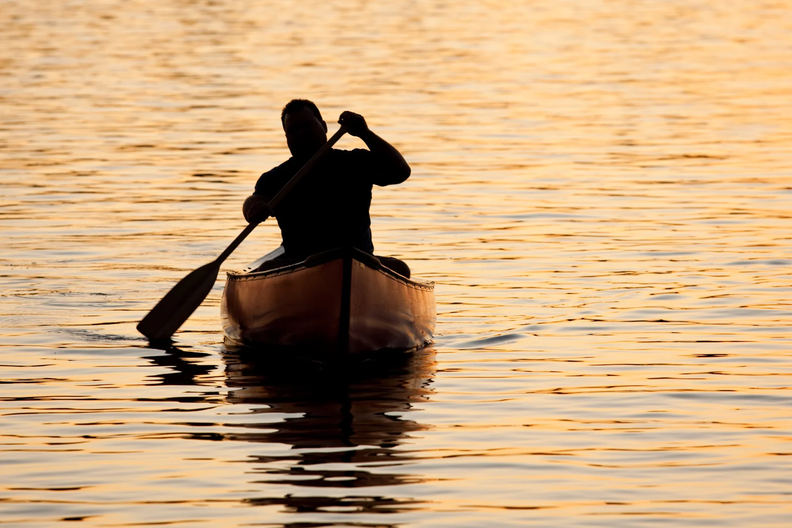 Pescador en Nuquí, Chocó navegando al atardecer