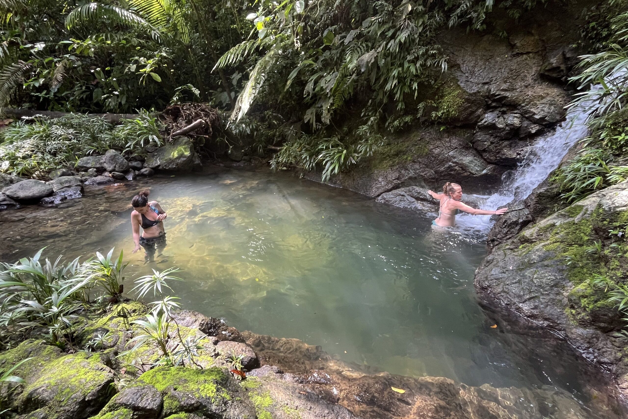 Huéspedes del hotel Jenené disfrutando las cascadas en medio de la selva de Nuquí