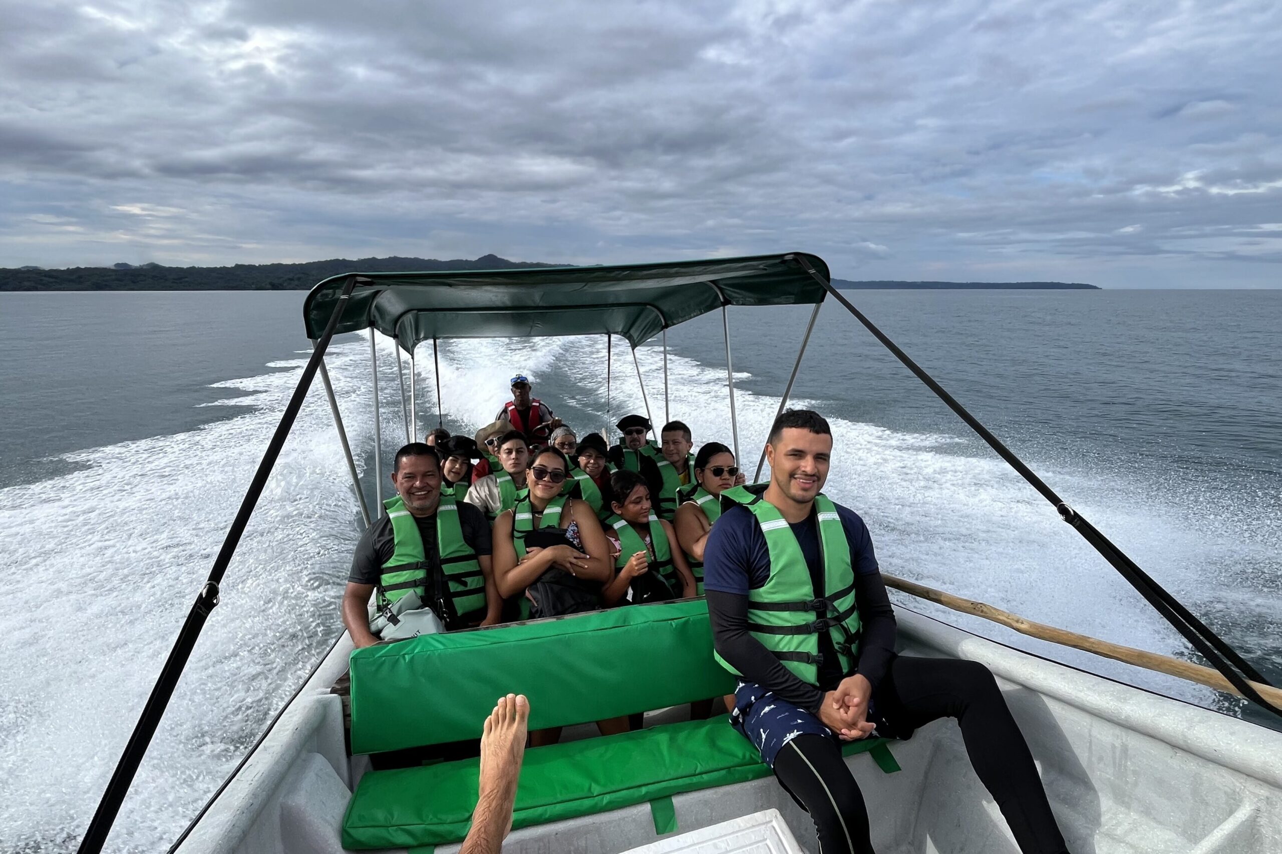 Huéspedes en lancha desde Guachalito a Jenené Lodge